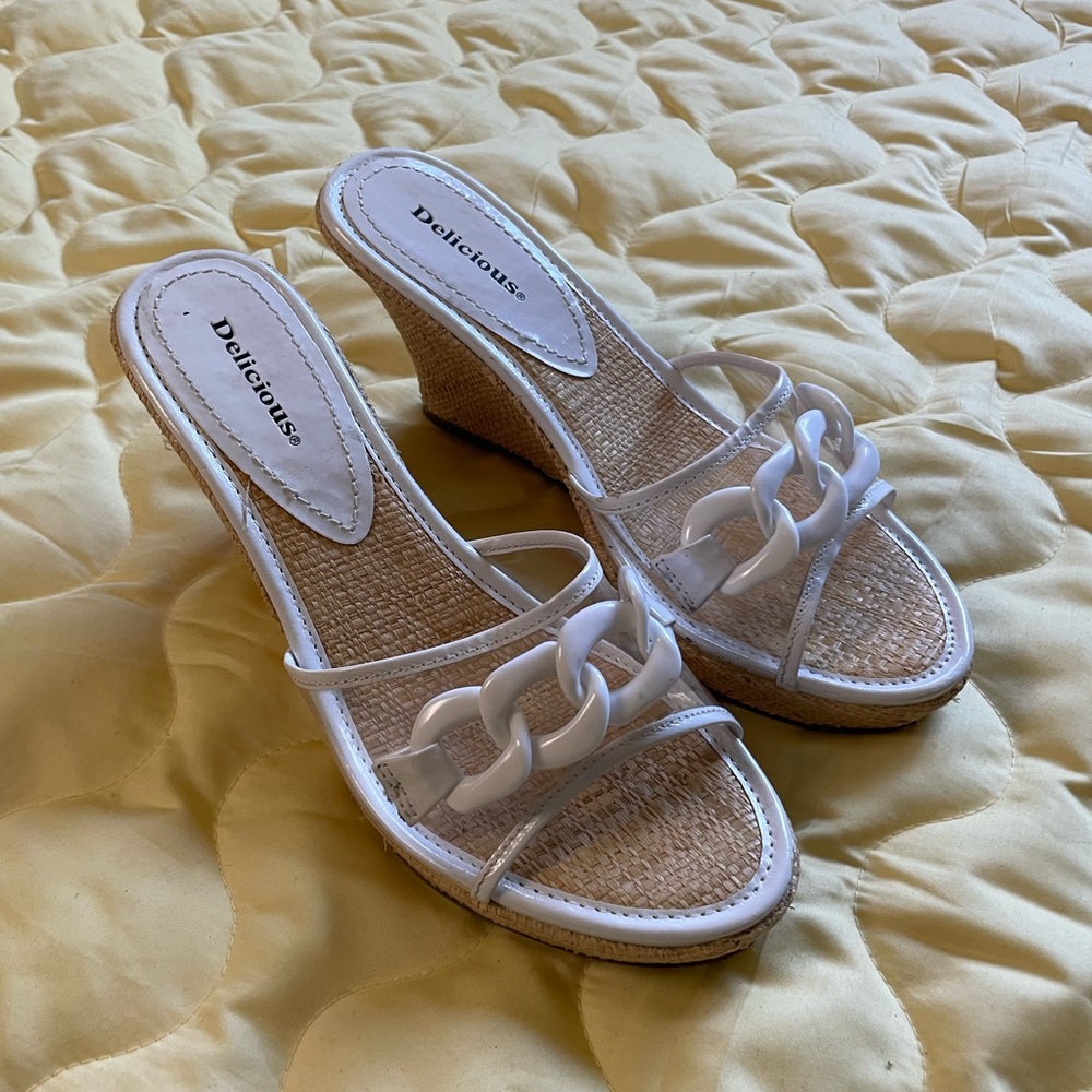 DELICIOUS womens wedges size 8.5